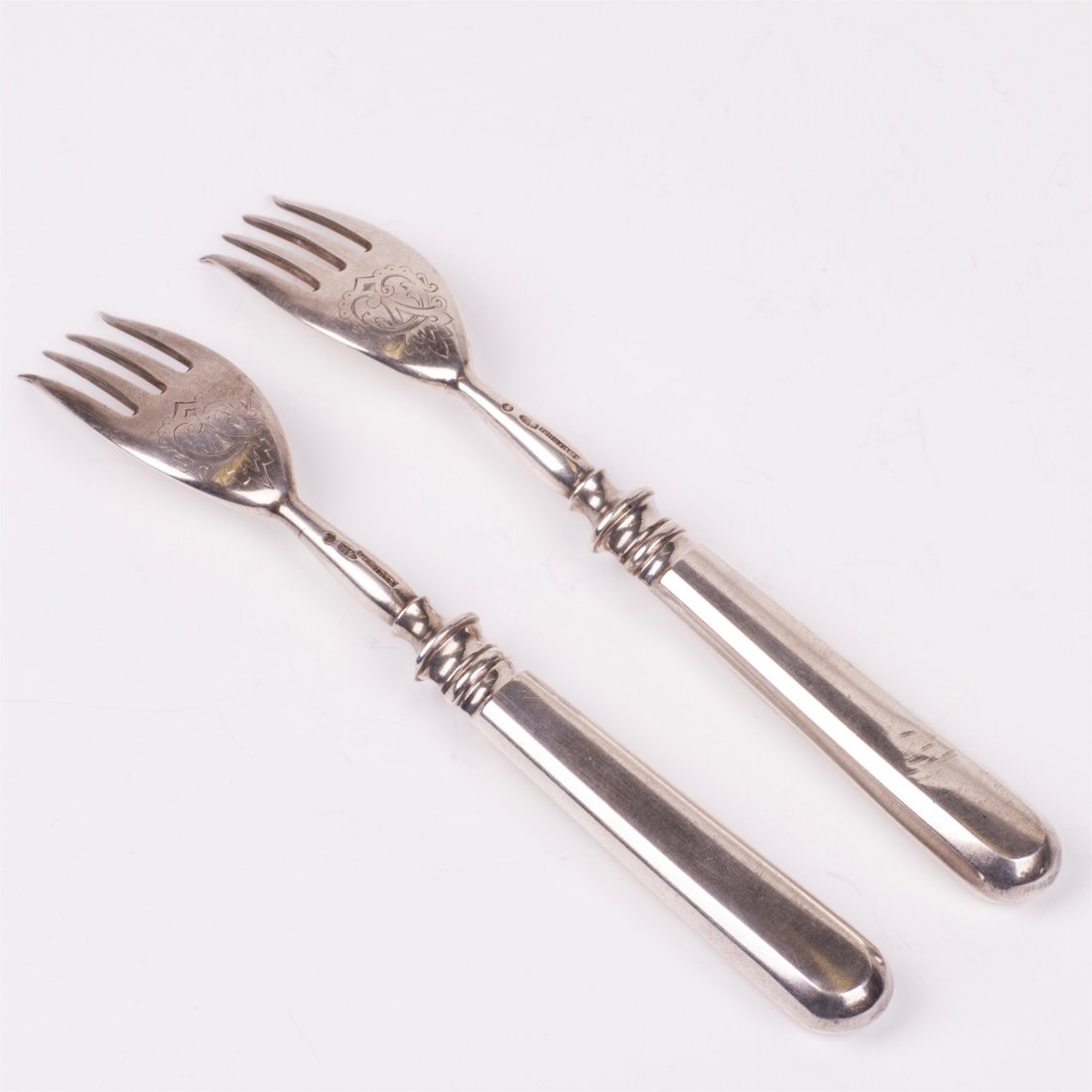Two Russian silver and engraving fish forks. P. — image 4