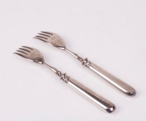Two Russian silver and engraving fish forks. P. — image 4