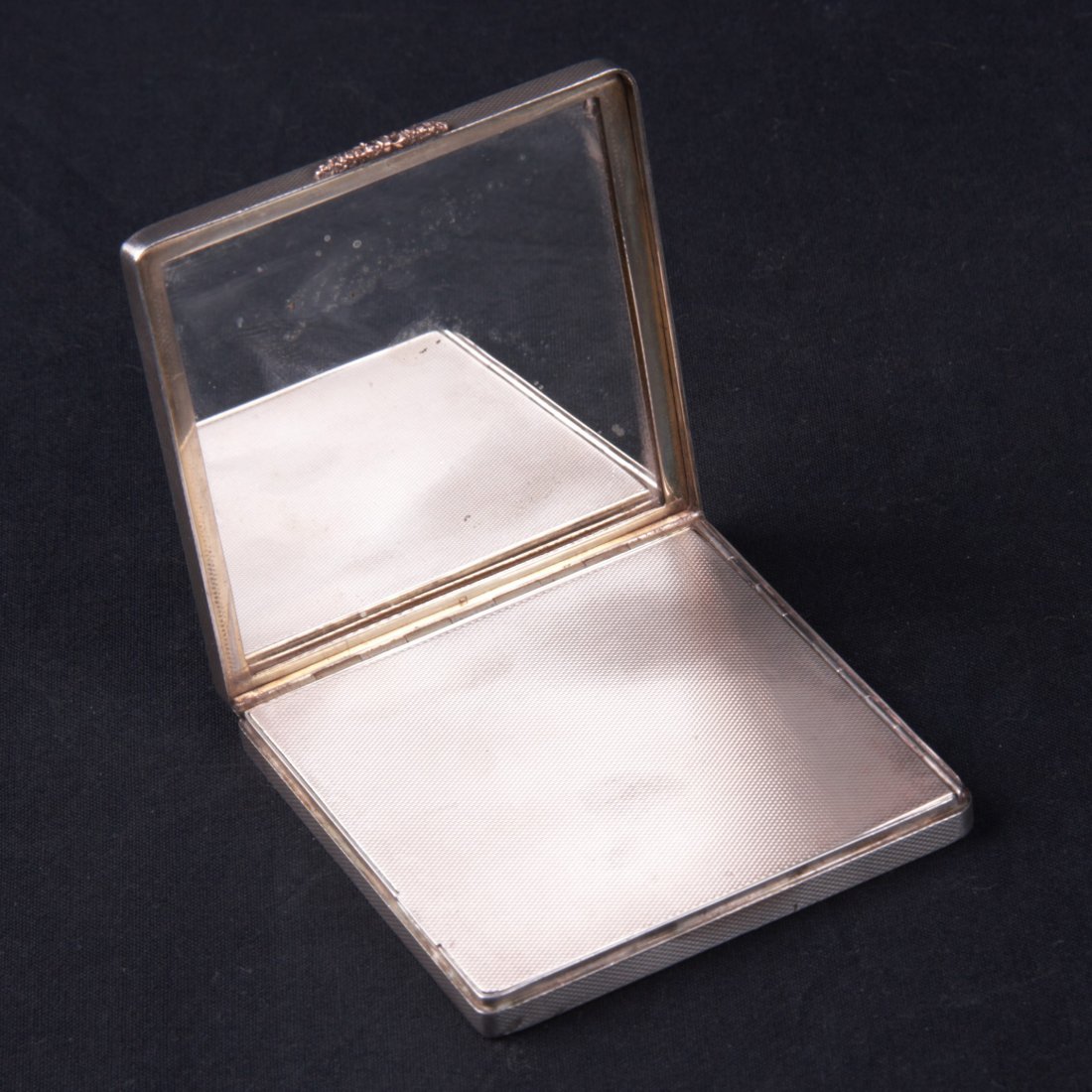 Vintage silver powder case with gold encrust — image 3