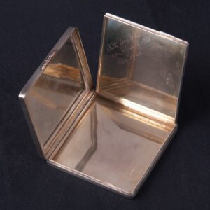 Vintage silver powder case with gold encrust — image 4