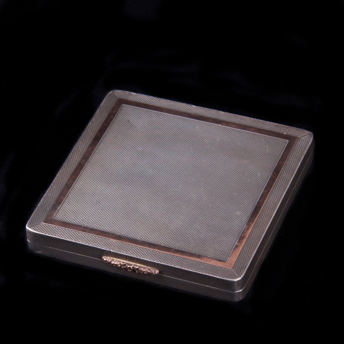 Vintage silver powder case with gold encrust — image 6