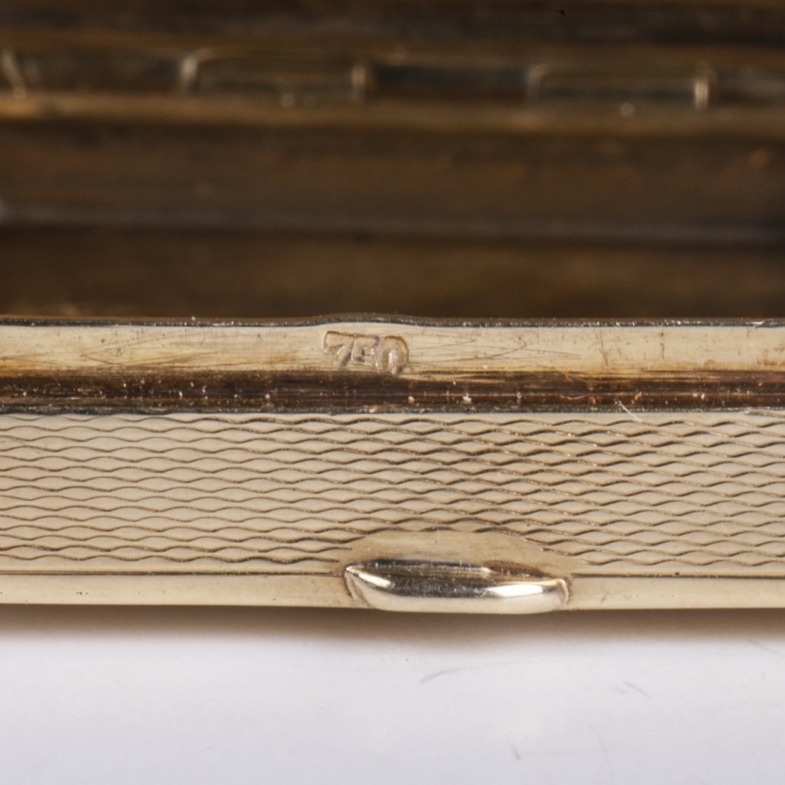 Small 18K gold and enamel box for pills with diamonds — image 6