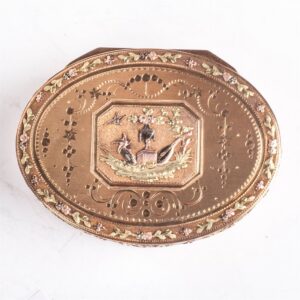 Beautiful gold box with two-tone gold floral ornament — image 2