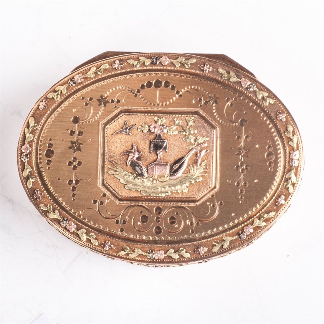 Beautiful gold box with two-tone gold floral ornament — image 2