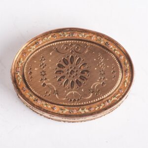 Beautiful gold box with two-tone gold floral ornament — image 3