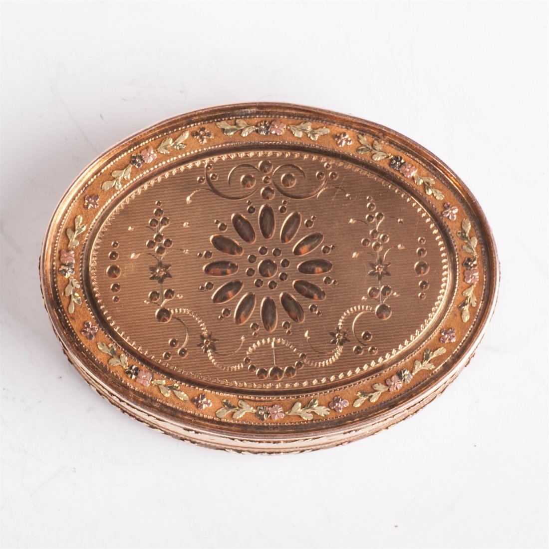 Beautiful gold box with two-tone gold floral ornament — image 3