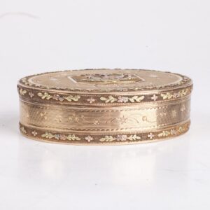 Beautiful gold box with two-tone gold floral ornament — image 4