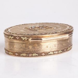 Beautiful gold box with two-tone gold floral ornament — image 5