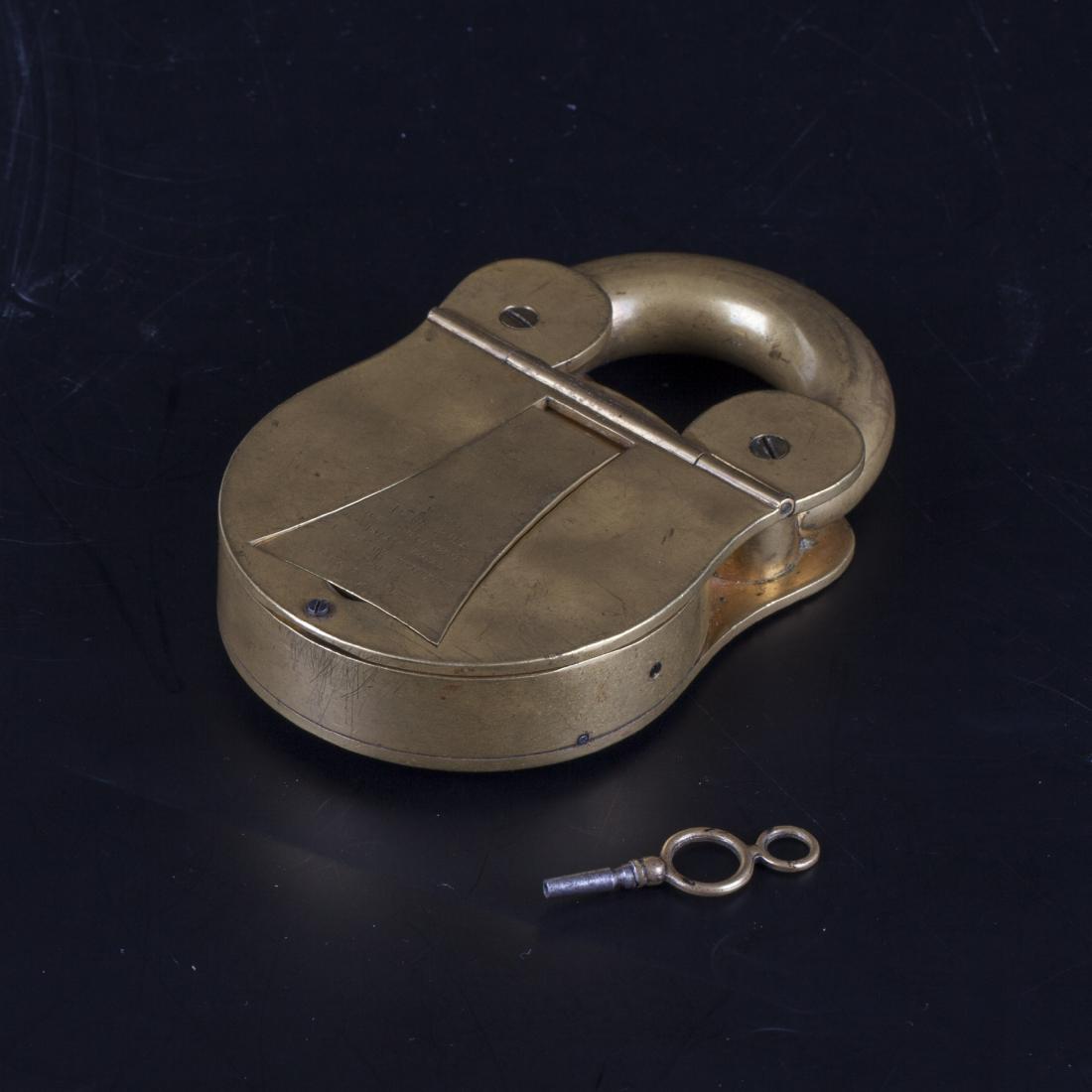 Rare table (travel) clock in the shape of lock — image 4