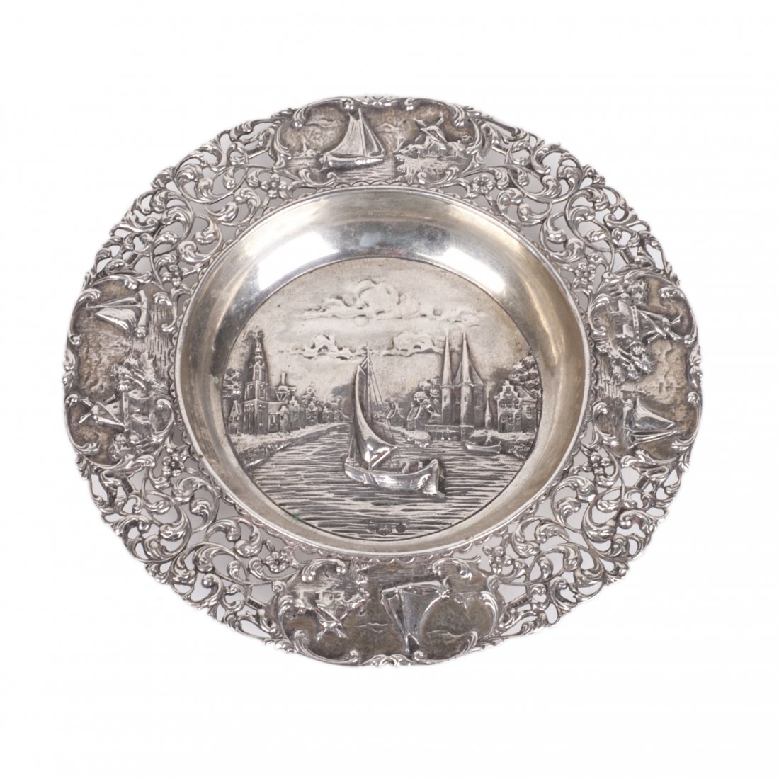 Silver dish with a view of Delft City Canal in — image 1