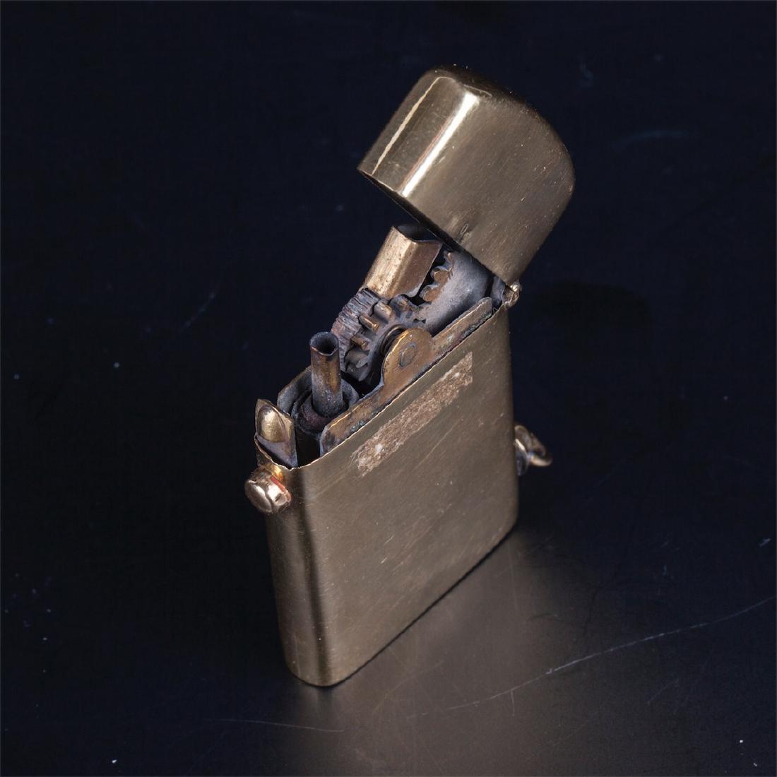 Vintage enamel and yellow metal cigarette lighter — image 5