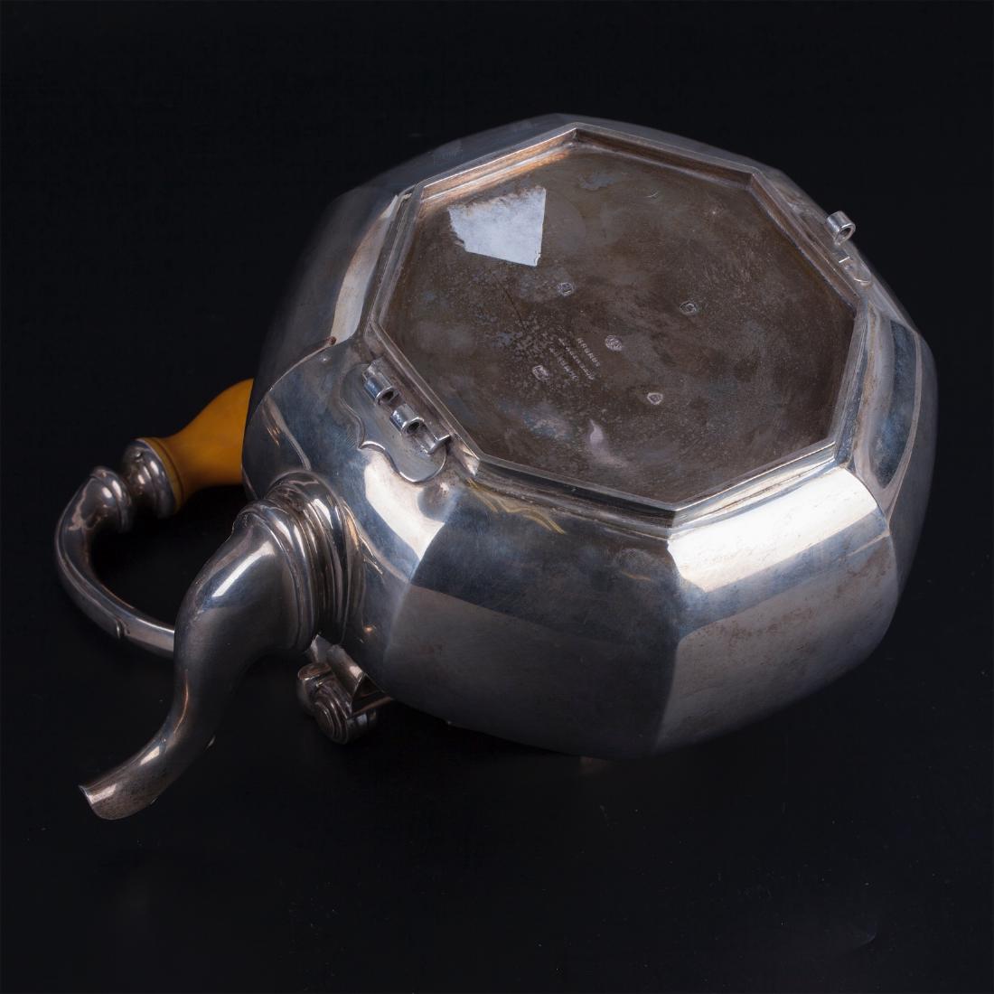 Fine English sterling silver bouillotte — image 3