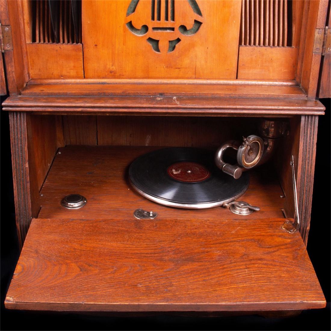 Antique German cabinet gramophone — image 4