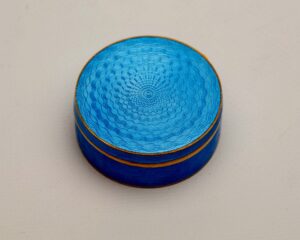 Russian silver and guilloche snuff box. — image 1