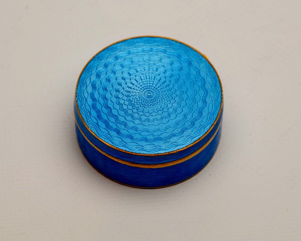 Russian silver and guilloche snuff box. — image 1