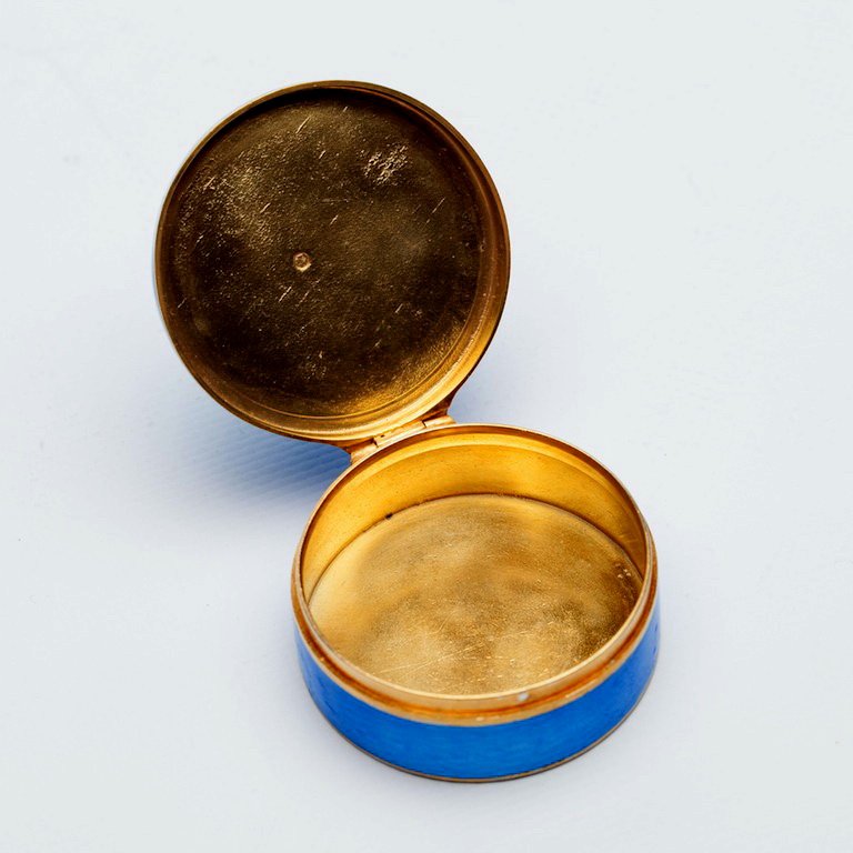 Russian silver and guilloche snuff box. — image 2