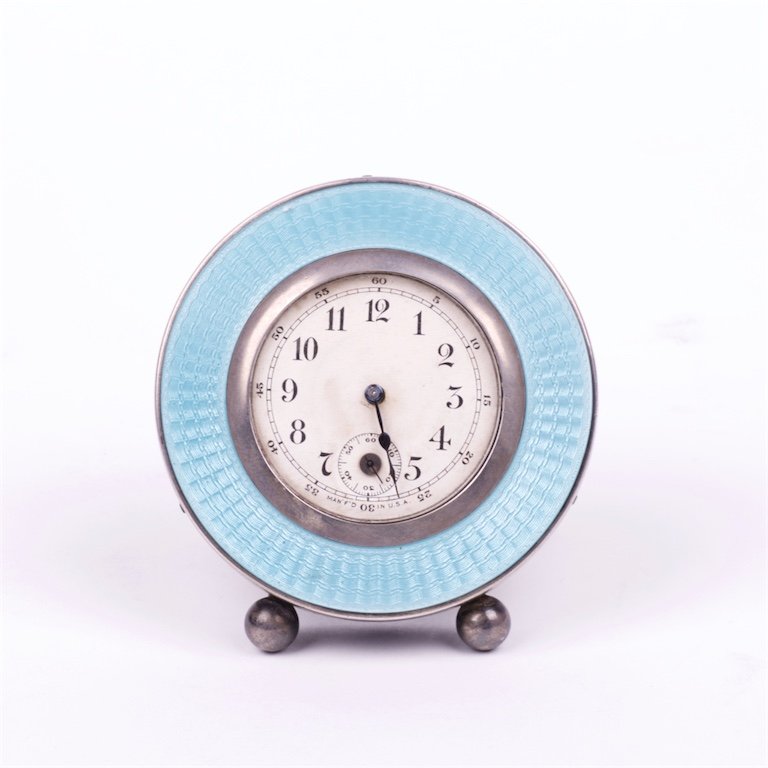 Desc clock with silver on legs. — image 1