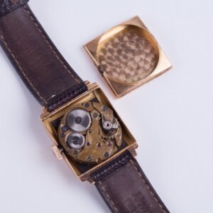 Rectangular 18k gold wristwatch — image 5