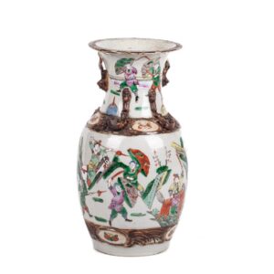 Antique Chinese porcelain vase with battle scenes — image 1