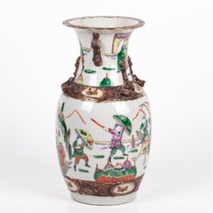 Antique Chinese porcelain vase with battle scenes — image 2