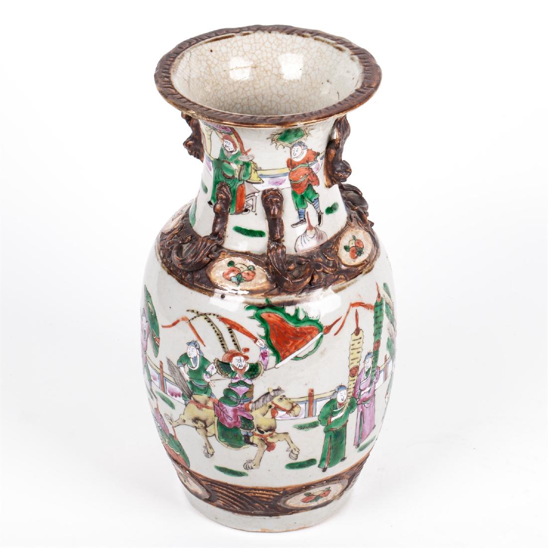 Antique Chinese porcelain vase with battle scenes — image 3