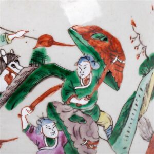 Antique Chinese porcelain vase with battle scenes — image 4