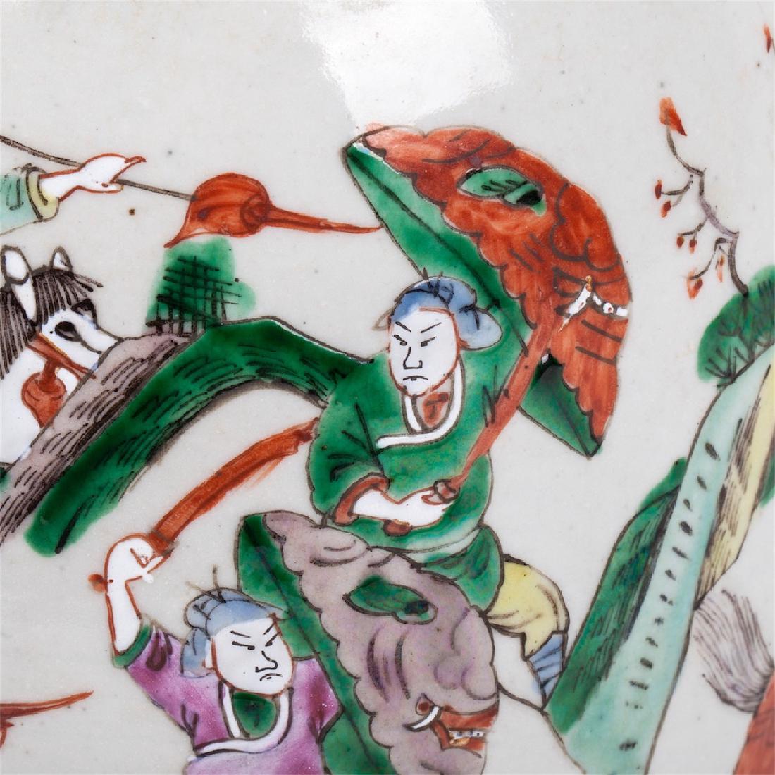 Antique Chinese porcelain vase with battle scenes — image 4