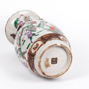 Antique Chinese porcelain vase with battle scenes — image 5