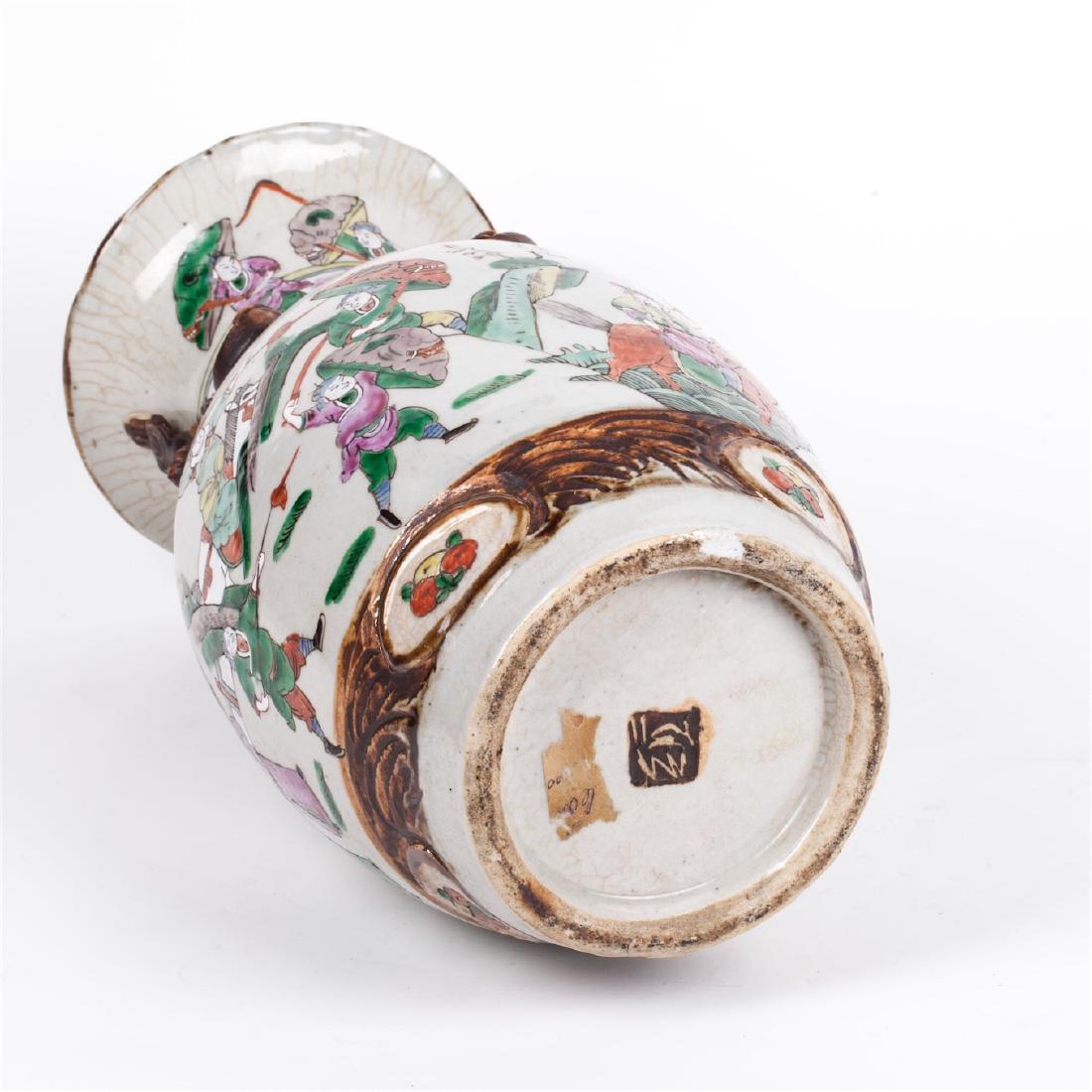 Antique Chinese porcelain vase with battle scenes — image 5