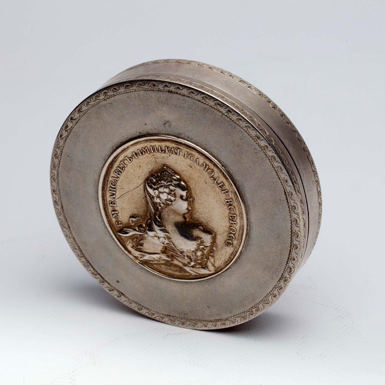 Russian snuff box with medal. — image 1