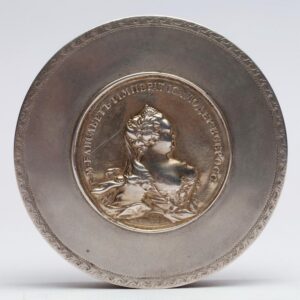 Russian snuff box with medal. — image 2