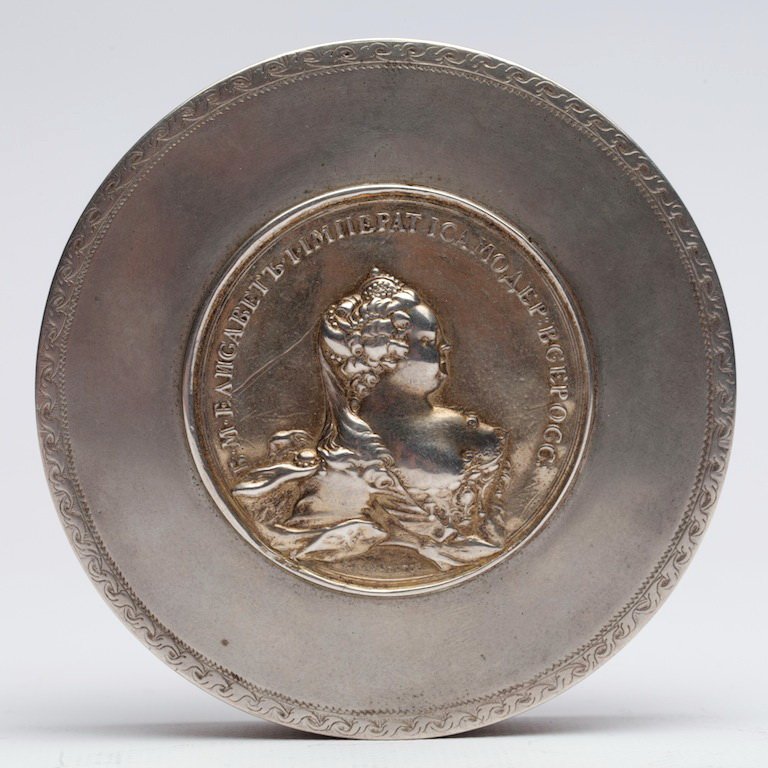 Russian snuff box with medal. — image 2