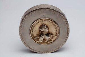Russian snuff box with medal. — image 3