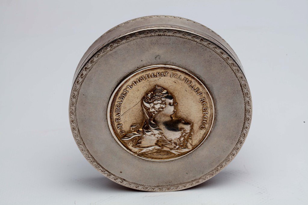 Russian snuff box with medal. — image 3