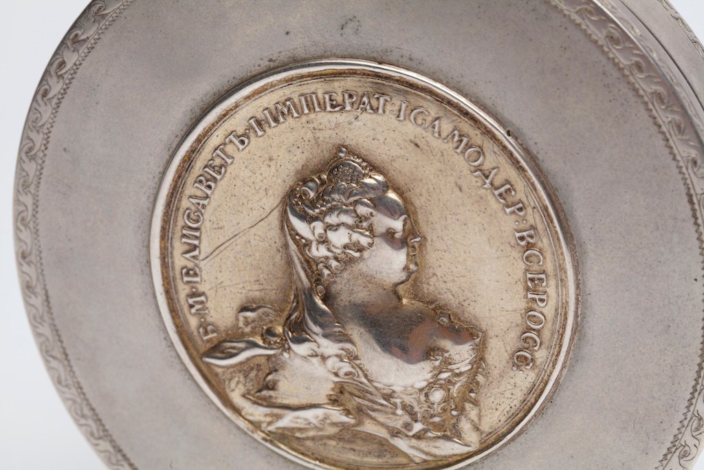Russian snuff box with medal. — image 4
