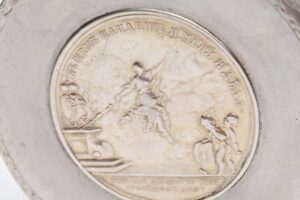 Russian snuff box with medal. — image 5