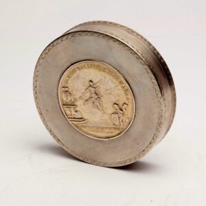 Russian snuff box with medal. — image 6