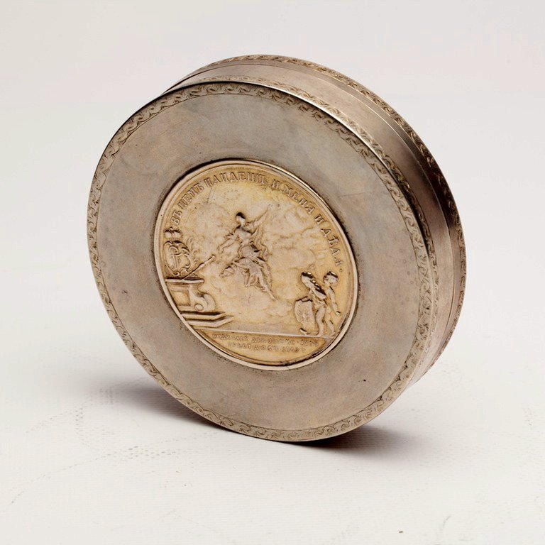 Russian snuff box with medal. — image 6