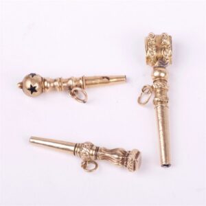 Set of 3 gold keys. — image 1