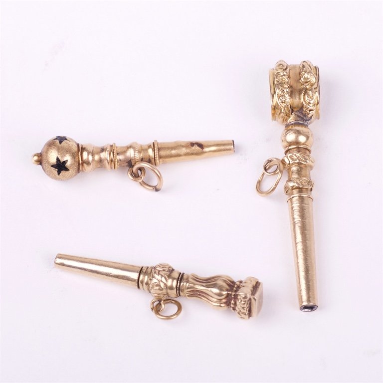 Set of 3 gold keys. — image 1