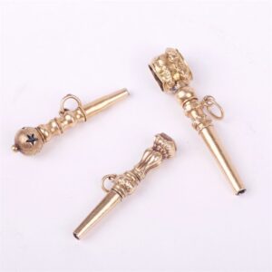 Set of 3 gold keys. — image 2