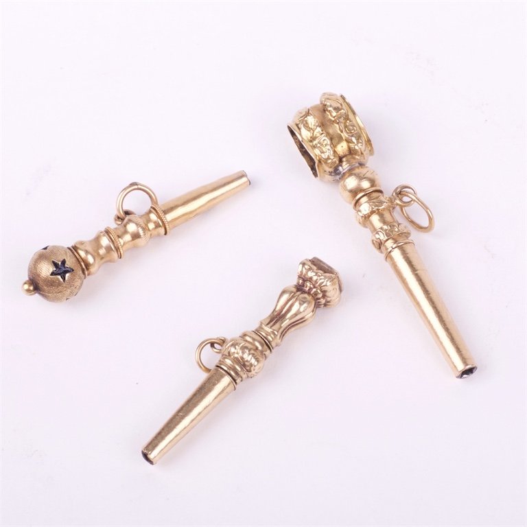 Set of 3 gold keys. — image 2