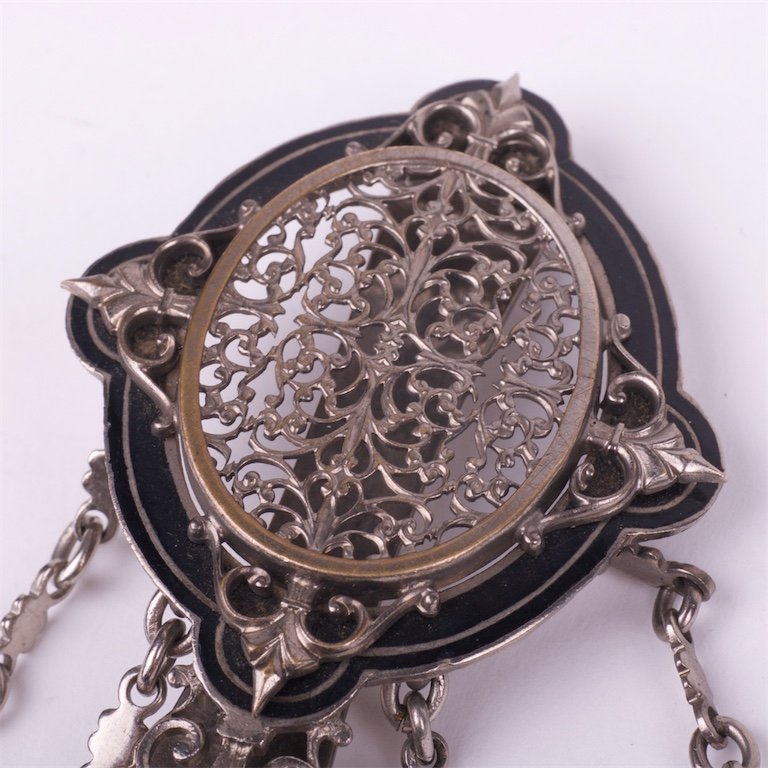 Pendant for pocket watch with seal. — image 2