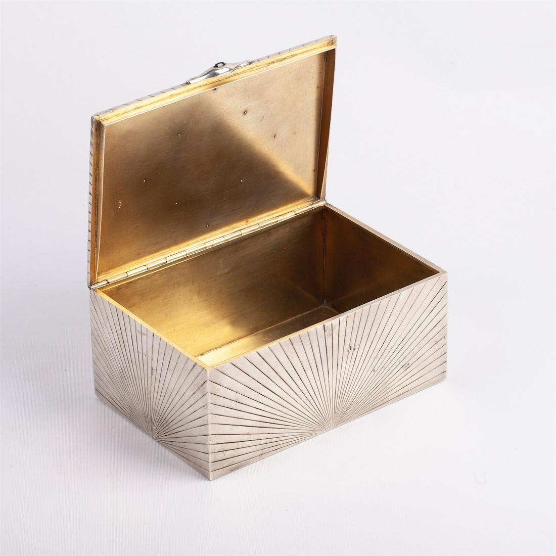 An unusual Russian silver-gilt cigar box — image 2