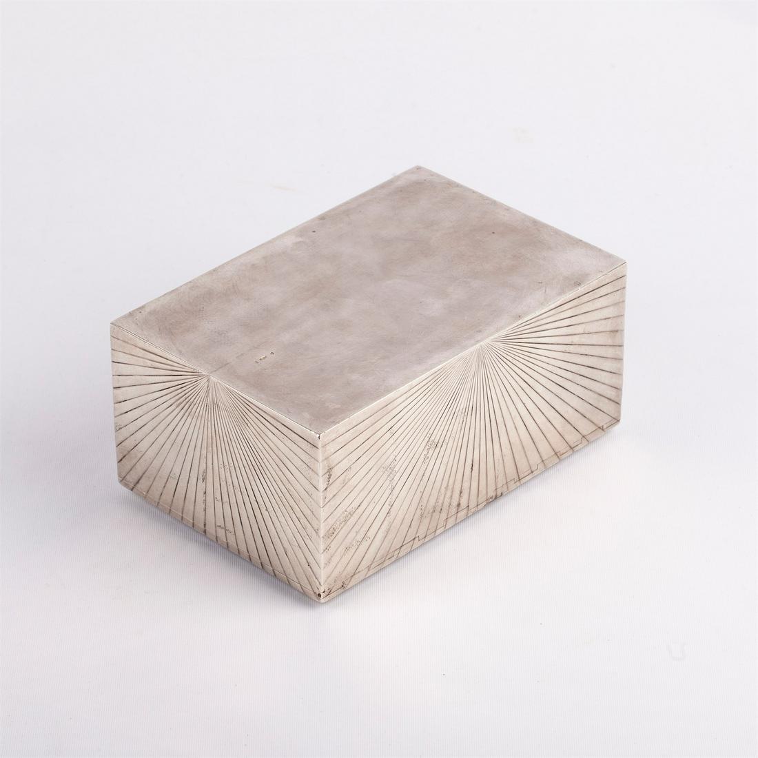 An unusual Russian silver-gilt cigar box — image 3