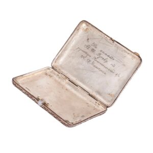 Cigarette case with a scene from story — image 2
