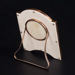 Elegant gold and guilloche enamel photo frame — image 3