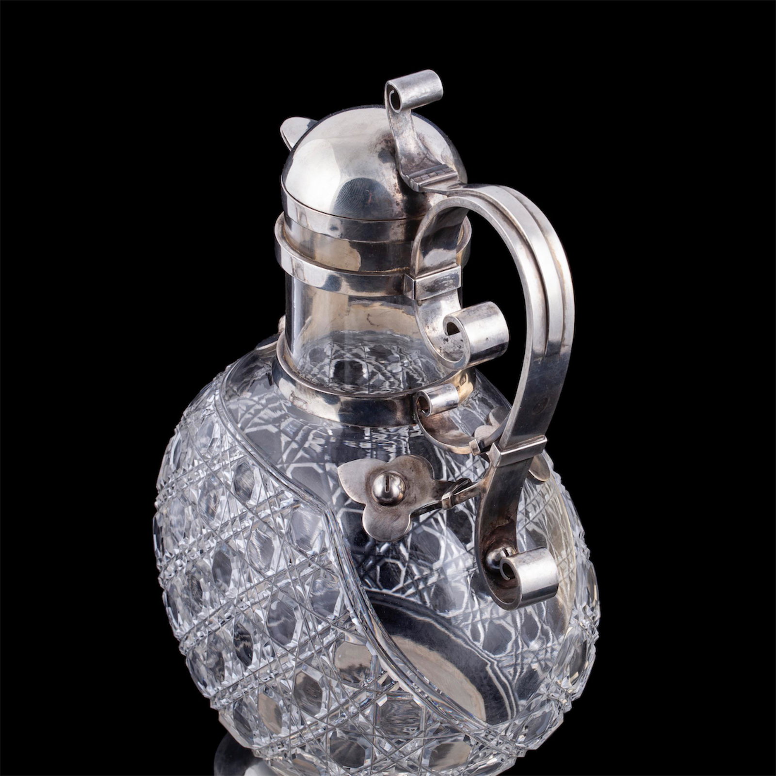 A pair of elegant Russian decanters — image 3