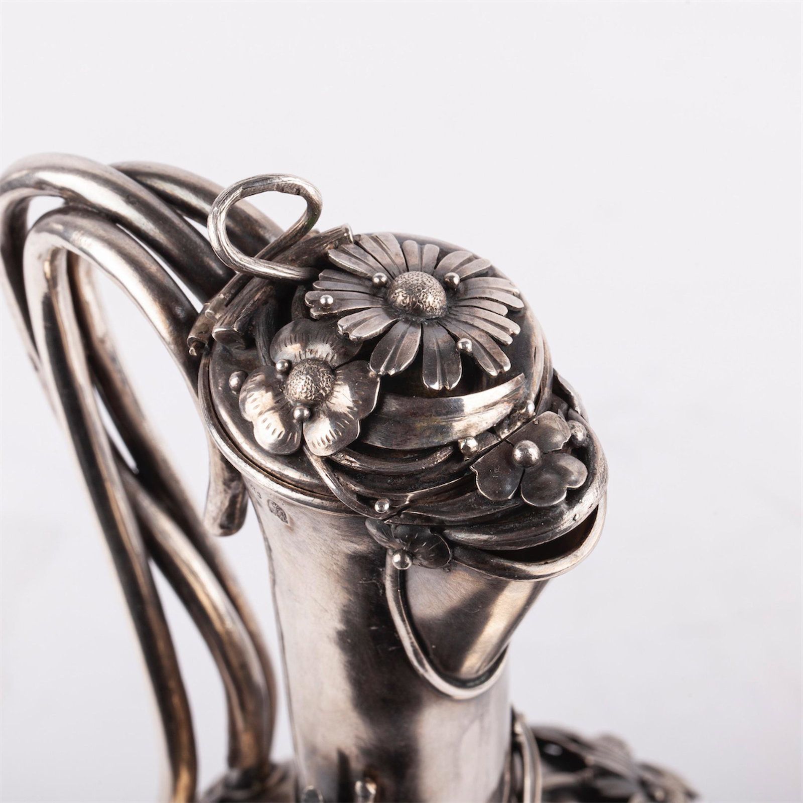 An elegant Russian silver-gilt decanter — image 3