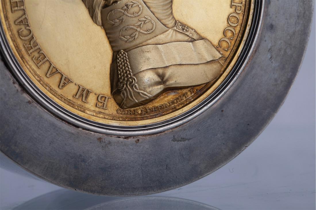 Faberge silver-gilt box with a rare medal — image 3